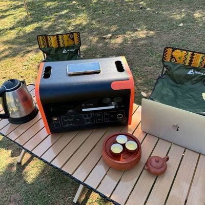 محطة توليد الطاقة المحمولة للتخييم 2200W مع شحن لاسلكي 15W LiFePO4 لوحة شمسية UPS