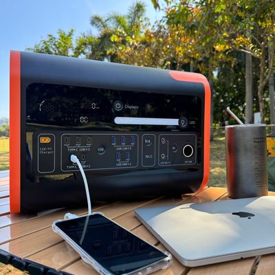 محطة توليد الطاقة المحمولة للتخييم 2200W مع شحن لاسلكي 15W LiFePO4 لوحة شمسية UPS
