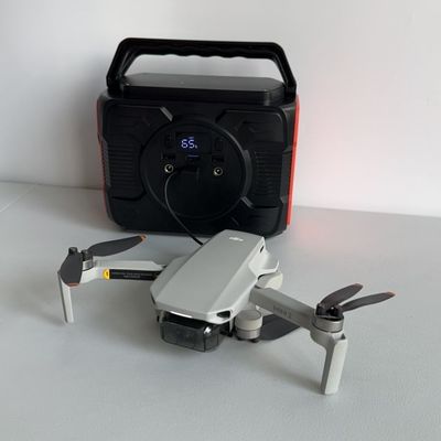 محطة الطاقة الشمسية المحمولة ذات الحركة العالية مع 4W ضوء LED ثابت و 200W خروج