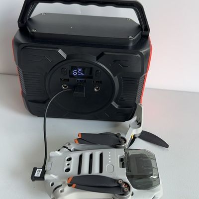 محطة طاقة محمولة في الهواء الطلق بقدرة بطارية 48000mAh ومخرج 200W / 300W / 600W