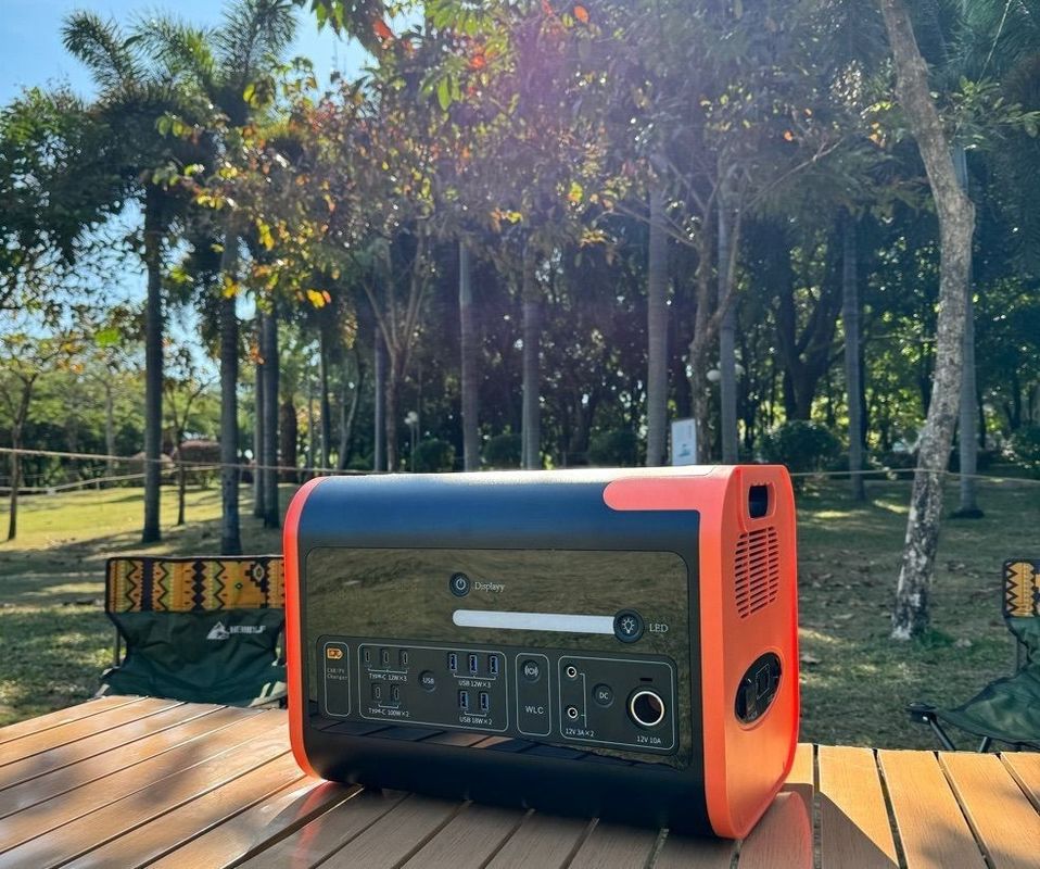 1800W 2000W 2200W محطة طاقة محمولة 2kw مع بطارية الليثيوم LiFePO4 AT22 الأسود